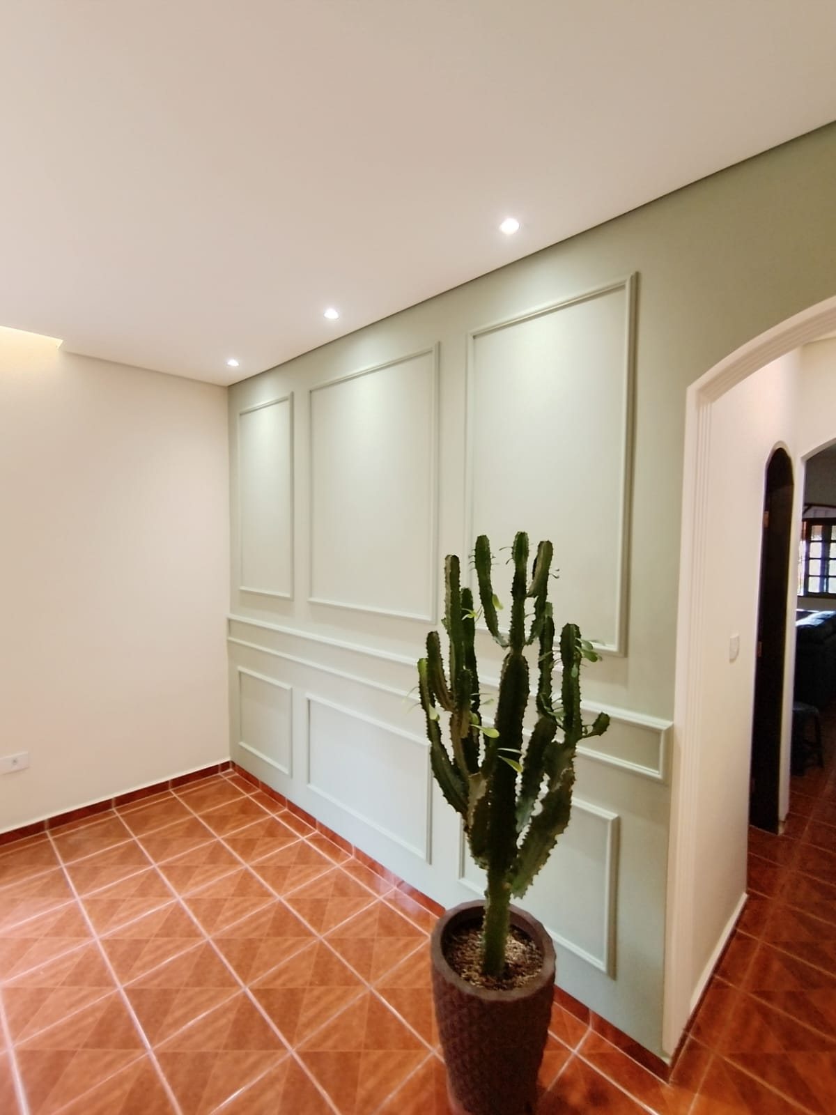 Boiserie finalizado com decoração